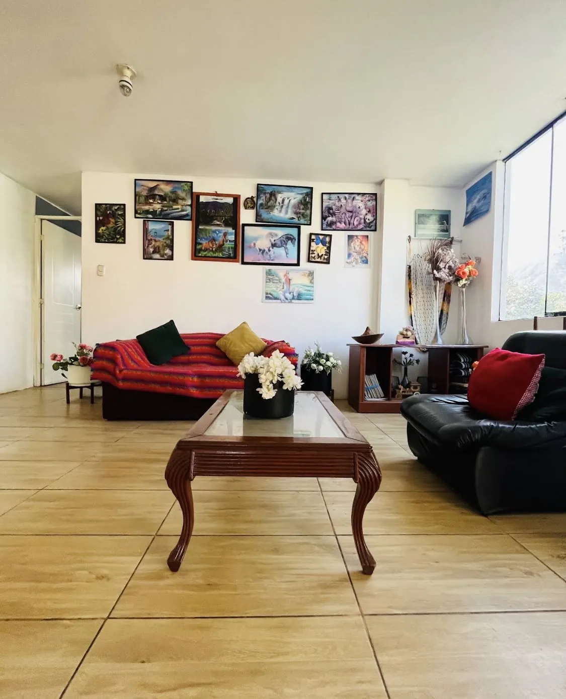 Sala amplia con sofás, mesa de centro y cuadros